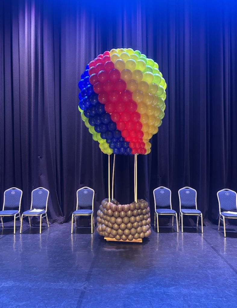 Kolorowy balon na ogrzane powietrze z balonów jako dekoracja sceniczna na evencie