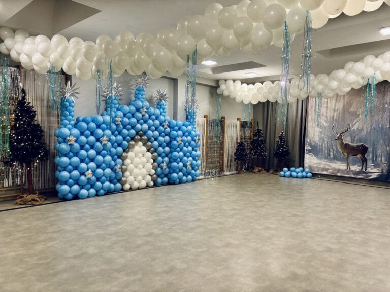 Królewskie Zaproszenie:  „Zimowy Bal na Zamku”! 🏰❄️